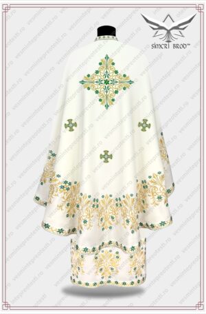 Vesminte preotesti brodate pe culoarea crem